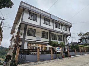 道路沿いに建つA&Jメイン校の建物