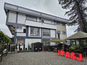 A&Jメイン校と庭の側面ビュー