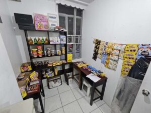 スナックや即席麵を購入できる校内ストア