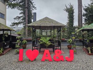 庭の緑に囲まれた東屋風の屋外教室