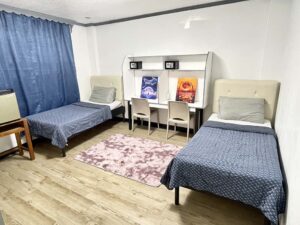机とベッド、金庫付きのツインルーム
