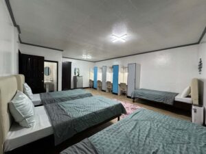 シングルベッド4台と机、専用バスルームの4人部屋