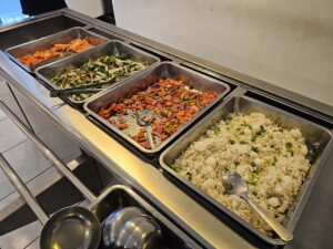 チャーハン、野菜、果物が盛られたトレー