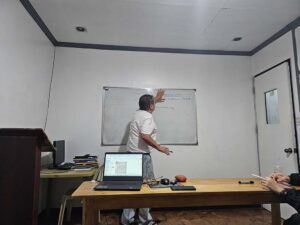 オプショングループクラスで教えるネイティブ英語講師