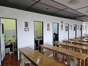 多目的教室の横に並ぶ、6つのマンツーマンルーム
