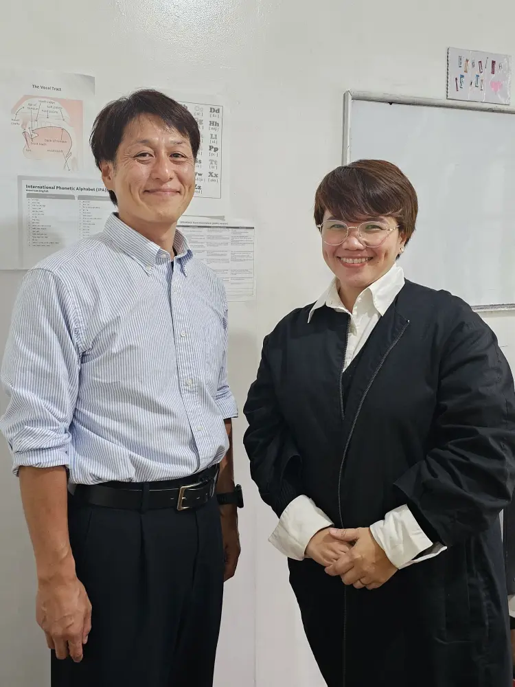 インタビュー後に撮影した笑顔のLeen先生とGrit留学代表の記念写真