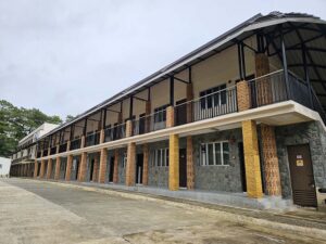A&Jエコキャンパスの2階建て学校寮