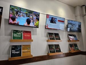 エントランス付近に設置されたモニターと教材の展示