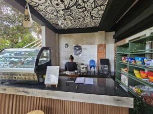 BECI EOPのカフェカウンターでドリンクを作るバリスタ