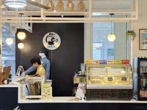 BECIシティのブラックキャットカフェのカウンターに立つバリスタ