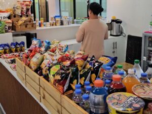 学校の売店に並ぶスナックやカップ麺、ペットボトル飲料