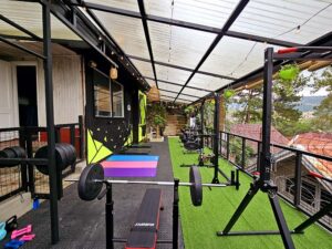 ヨガマットと運動器具のある屋外フィットネスジム