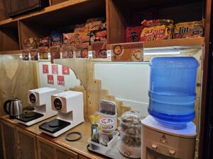 売店の棚に並ぶ韓国インスタントラーメンと調理機器