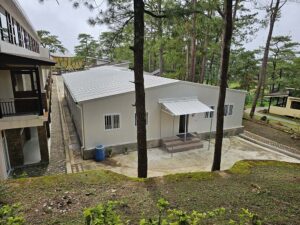 学校寮の右側にある教室棟