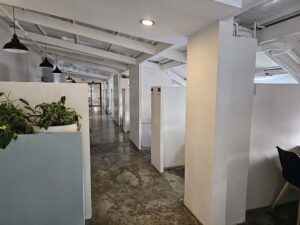 仕切りだけの開放的なマンツーマン教室が並ぶ廊下