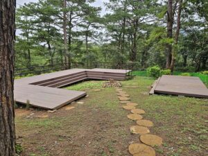 木製デッキのある学生向けキャンプ場