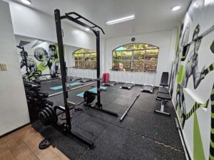 トレッドミルやバーベル、ダンベルが揃ったコンパクトなジム