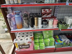 売店に並ぶ水筒やトイレットペーパーなどの生活必需品