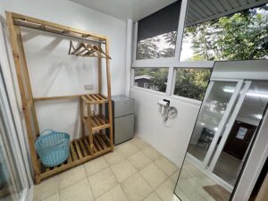 全身鏡、ハンガーラック、冷蔵庫が設置されたパウダーエリア