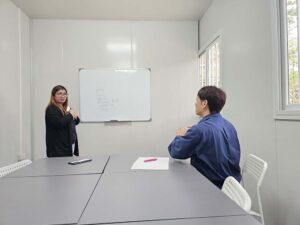 体験授業中に自分の意見を伝える学生