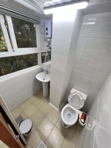 シャワー、洗面台、洗浄便座付きトイレが備わったバスルーム