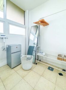 ハンガーラック、全身鏡、冷蔵庫、ドライヤーのあるパウダーエリア