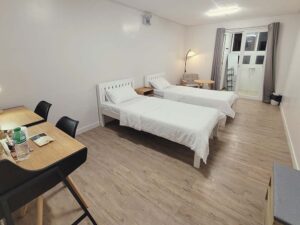 ベッドとデスクが2台ずつ設置されたスタジオダブルルーム