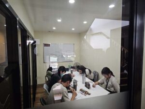 ガラス張りのグループクラス用教室で勉強している学生たち