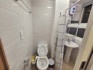 洗浄便座付きトイレ、シャワー、洗面台が備わったバスルーム