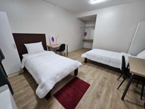 シングルベッドが互い違いに配置された2人部屋