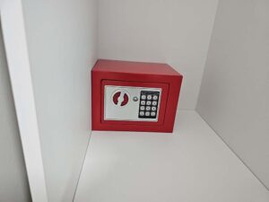 クローゼット内の赤い金庫