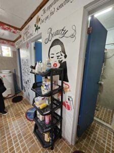 洗面・バス用品が置かれた共有バスルームの収納棚