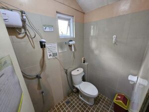 ゴミ箱とヘアドライヤーが備えられたシャワー・トイレブース