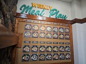 掲示板に貼られた週間の食事メニュー