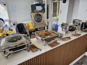 昼食の料理が並べられたビュッフェカウンター