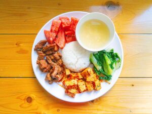 夕食の牛肉炒め、麻婆豆腐、青菜炒め、スイカ、スープ