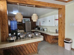 冷蔵庫、電子レンジ、コンロ、炊飯器が揃った共用キッチン