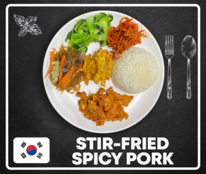 韓国風辛口豚肉炒め、野菜、ご飯、麺が盛られたプレート