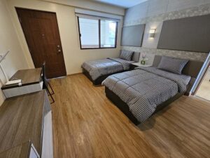 広々とした部屋に並んだ2台のセミダブルベッド