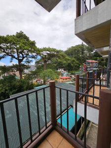 各部屋に備えられたバルコニーとそこから見える森と住宅街
