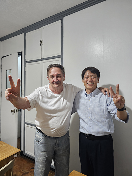ピースサインのネイティブ講師とGrit留学代表の笑顔ツーショット