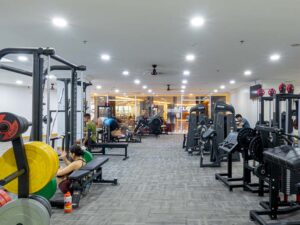 筋トレ器具が揃った提携ジムのトレーニングルーム