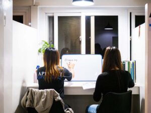 Flexiコースの夜間マンツーマン授業を行う講師と学生