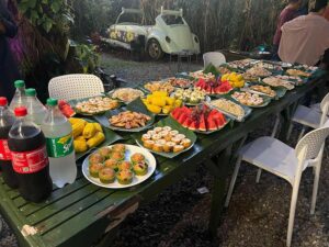 バナナリーフに料理が盛りつけられたフィリピンスタイルのBBQパーティ