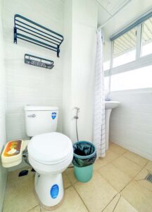 洗面台が備わったシャワーエリアと洗浄便座付きトイレのあるバスルーム