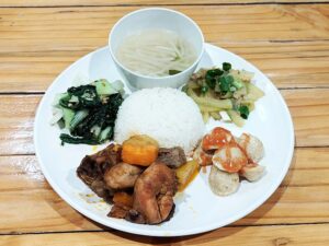 鶏肉と根菜の炒め物、サヨーテと青菜、魚のすり身、スープが盛られた夕食