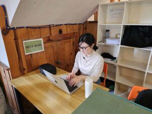 ヘルプデスクで仕事をしている日本人マネージャー