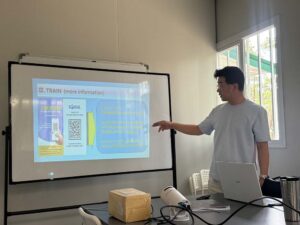 プレゼン資料を指差して説明する学生