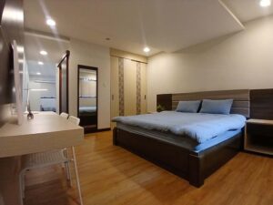 キングサイズベッド、全身鏡、クローゼットのあるプレミアムスタジオの寝室