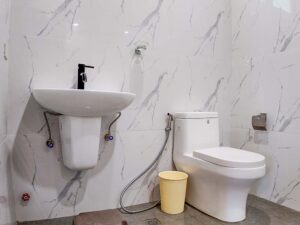 洗面台とトイレが設置されたタイル張りのバスルーム